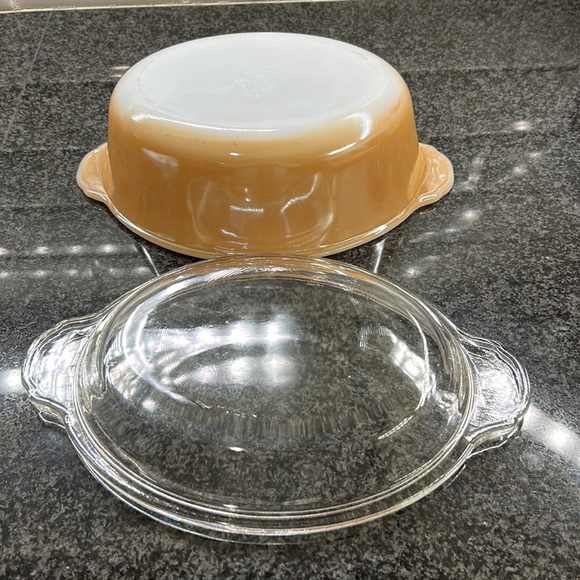 Vintage Fire King Casserole Dish / Serving Bowl with Lid. 467 - Picture 9 of 17